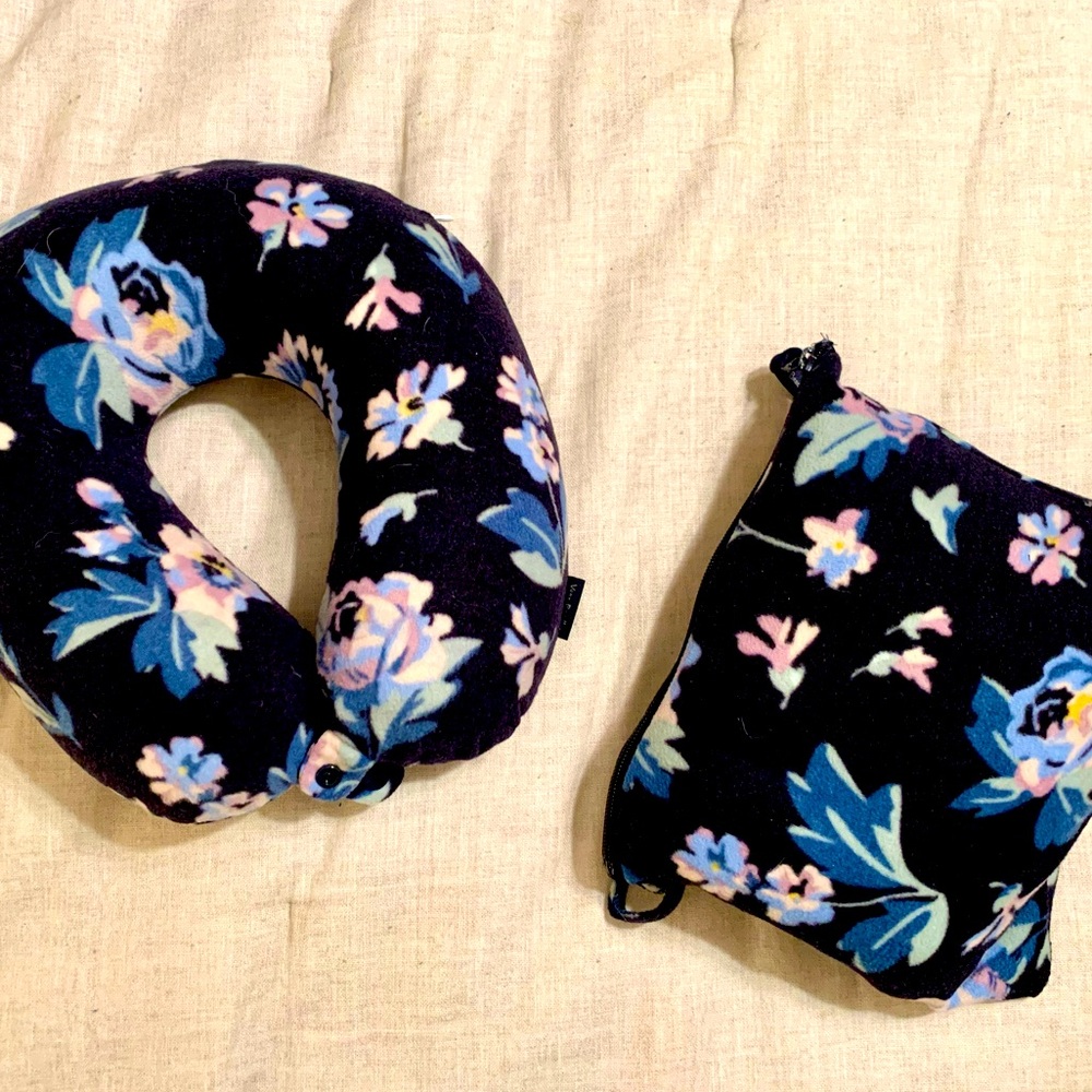 NWT 2 pc Vera Bradley Travel Pillow & Blanket - Navy Blue Flowers